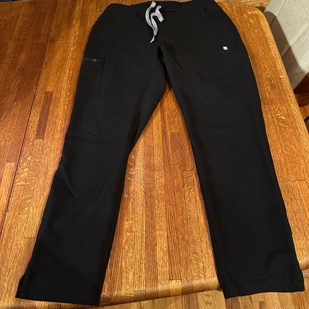 Figs Women's Black Scrub Set